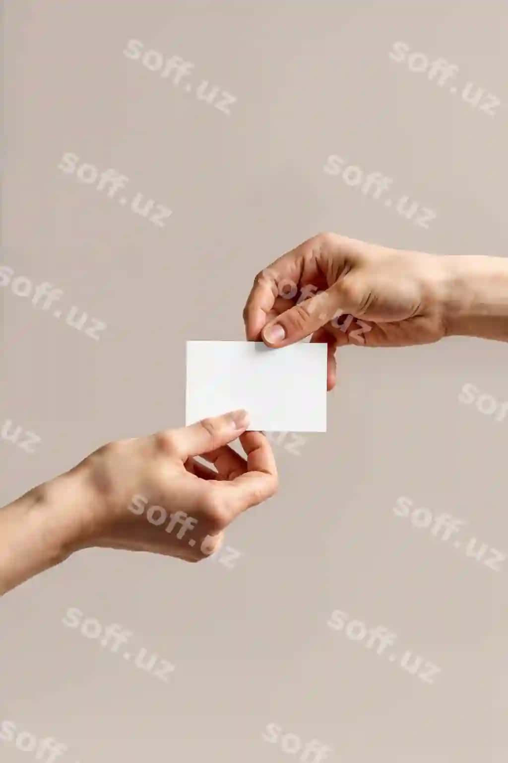 Ikki qo'l 'it' yozilgan oq kartochkani tutadi. | Two hands hold white card that says it