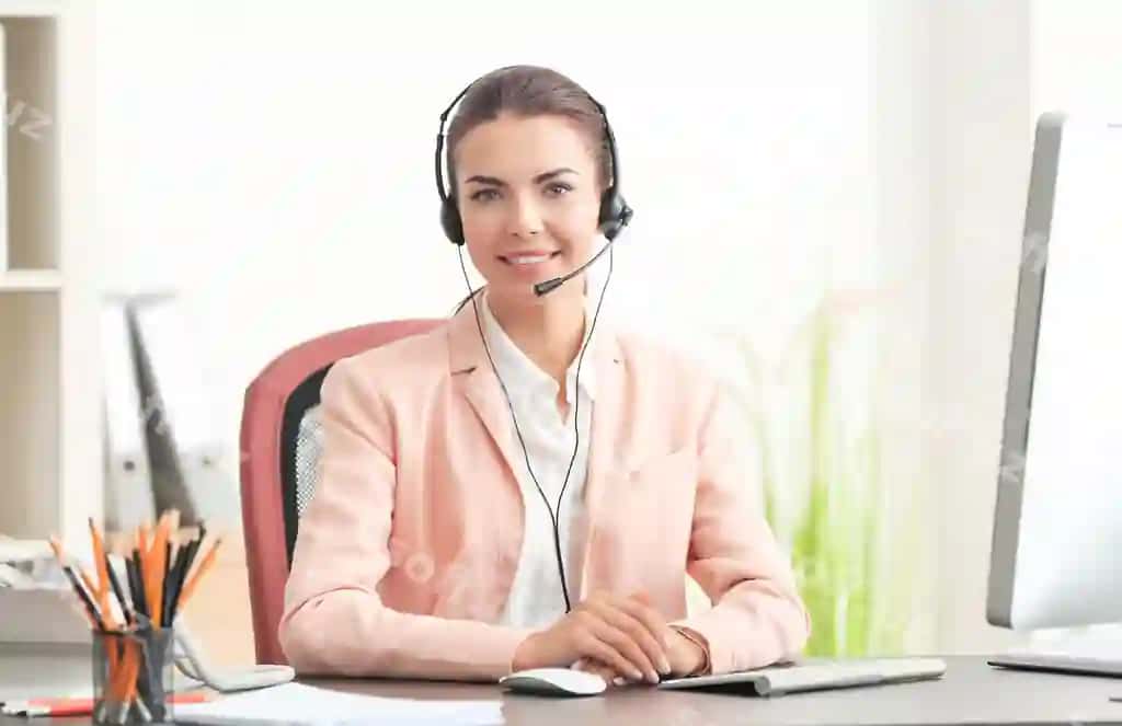 Yosh ayol qabulxona xodimi ofisda naushniklar kiygan | Young female receptionist wearing headphones office