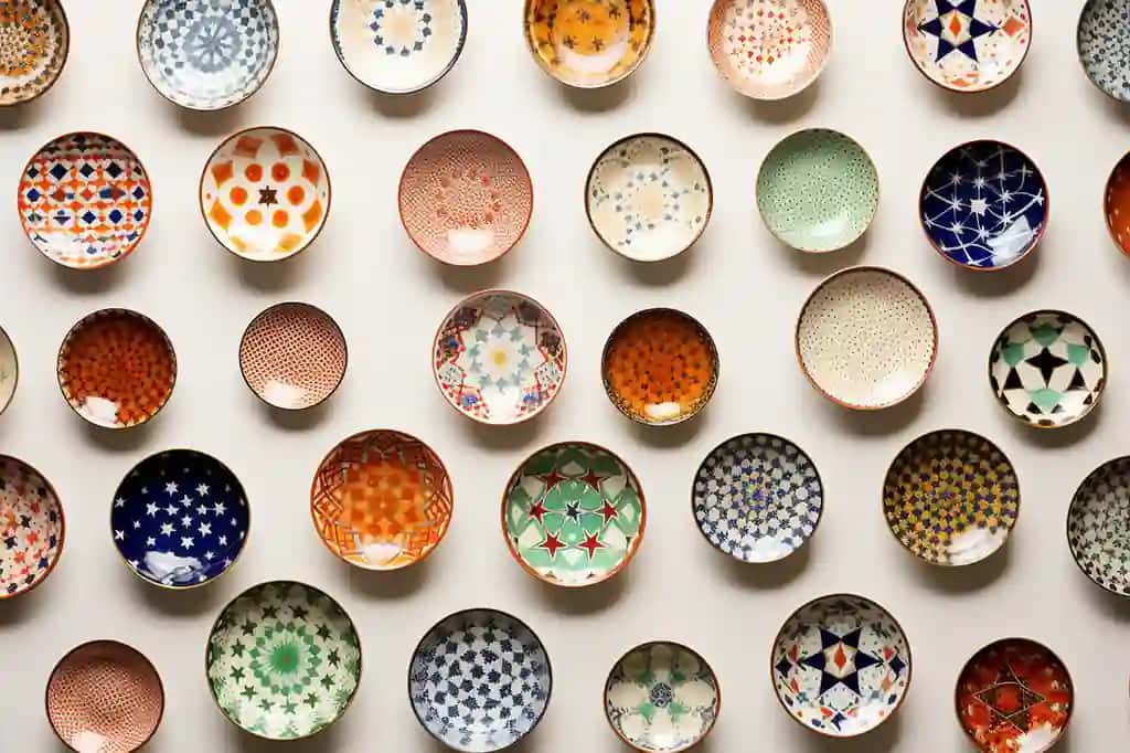 Oq fonda hashamatli rangli plastinka maketi to'plami | Luxurious colorful plate mockup collection against white backdrop