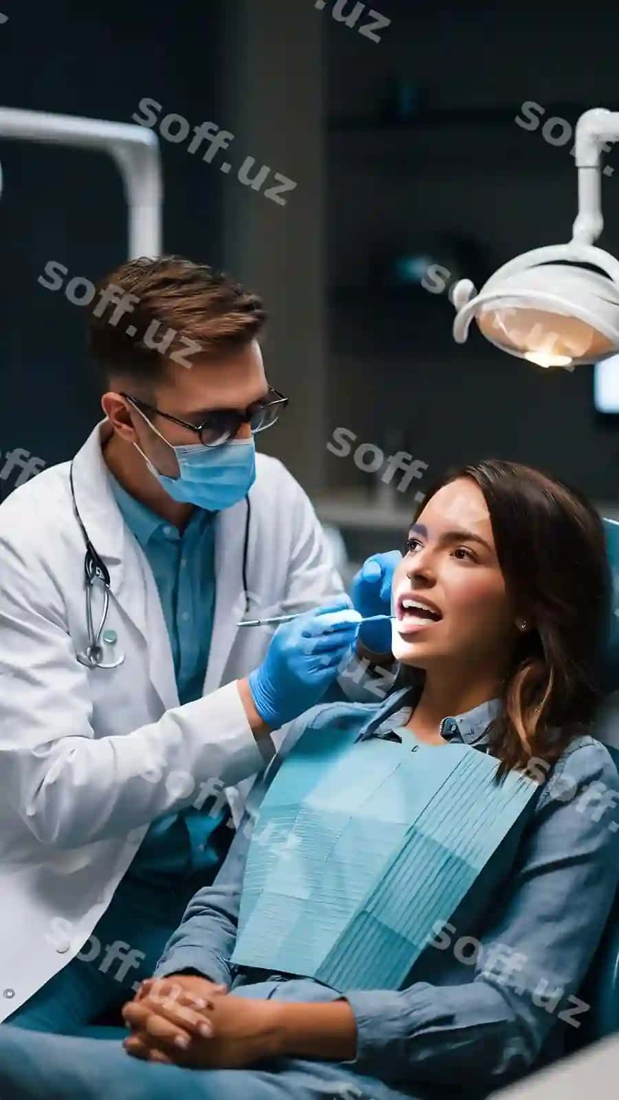 Professional erkak stomatolog doktor zamonaviy tish klinikasida ayollar beomriga doimiy tekshiruv qilmoqda. | Professional male dentist doctor making regular check up female patient modern dental clinic