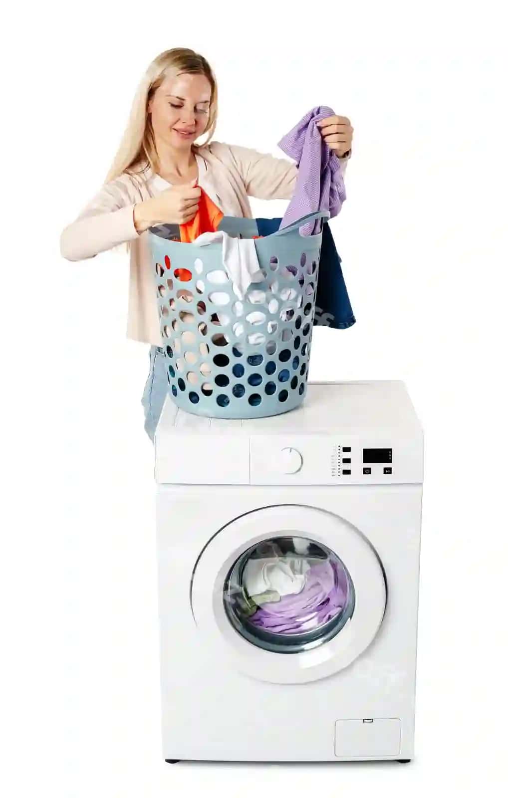 Ayol oq kiyimlar yuvish mashinasini tutgan oq fonda | Woman holding white laundry washing machine white background