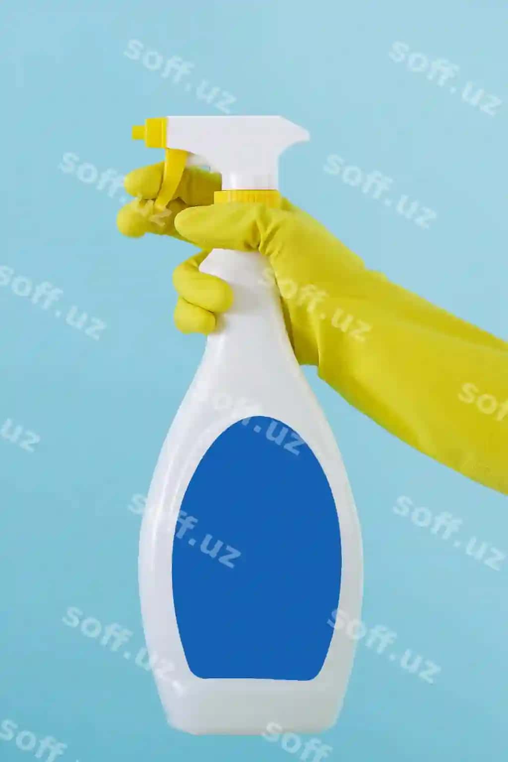 Sariq qo'lqop purkagichli suyuq yuvish vositasini ushlab turadi | Hand yellow glove holds spray bottle liquid detergent