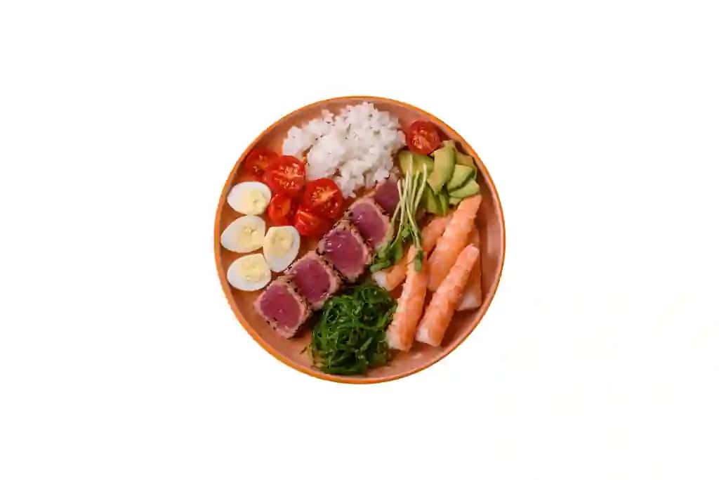 Dengiz mahsulotlari idishi orkinos tataki fileti bo'laklari guruch apelsinli pomidor sousi orkinos kosasi | Seafood bowl tuna tataki fillet slices with rice oranges tomatoes sauce tuna bowl