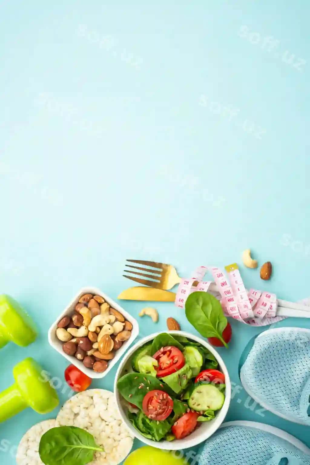 Sog‘lom me‘moriy vazn kamaytirish orqa fonda sport ko‘zluklar jismiy trenajyor sog‘lom ovqat ko‘k tekis joylashuv matn joylashuvi bilan | Healthy lifestyle losing weight background sport shoes dumbell healthy food blue flat lay with copy space