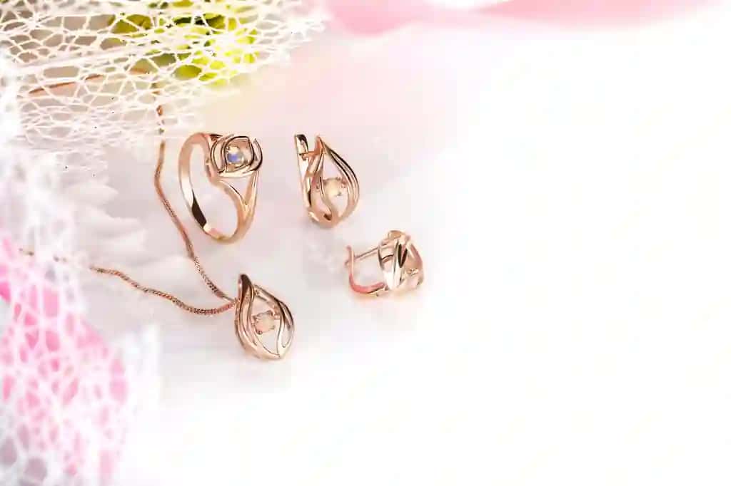 Qimmatbaho toshlar bilan bezatilgan nafis zargarlik buyumlari to'plami natyurmort kontseptsiyasi uzuk marjonlarni sirg'alar | Elegant jewelry set jewellery set with gemstones product still life concept ring necklace earrings