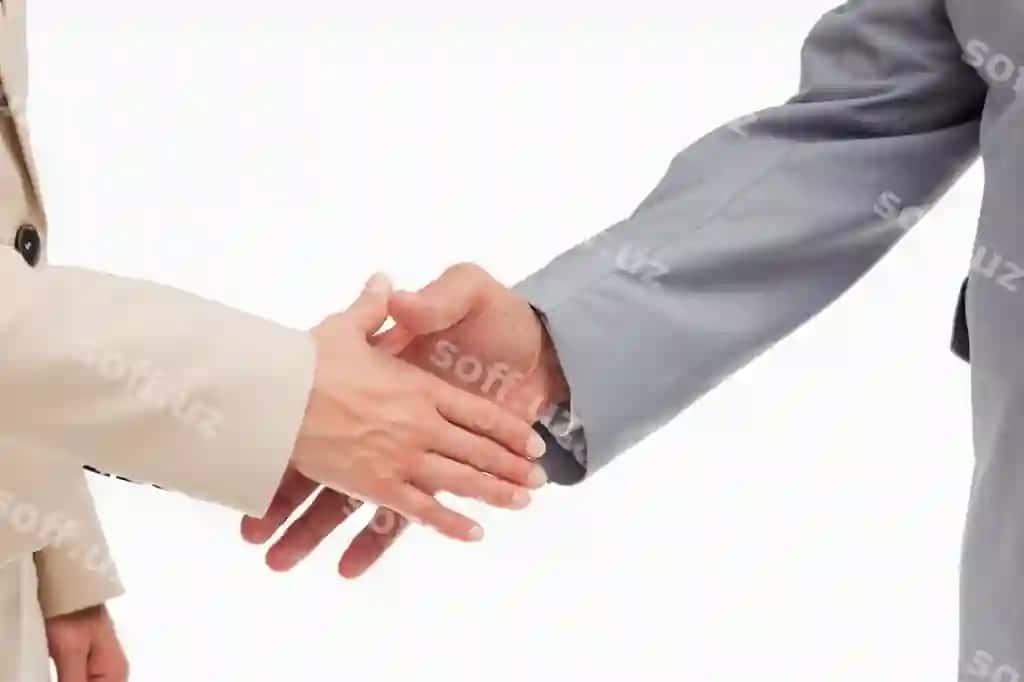 Yaqin rasmda bizznes odamlar qo'llarini aylanish | Close up business people shaking their hands