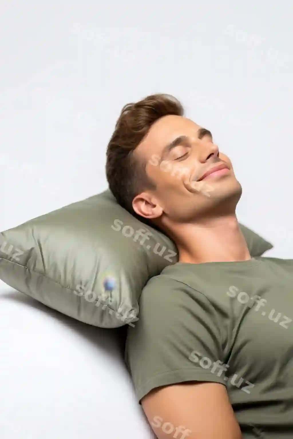 Men yatoqda uxlamoqda yaratuvchi sun'iy intellekt | Man sleeping bed generative ai