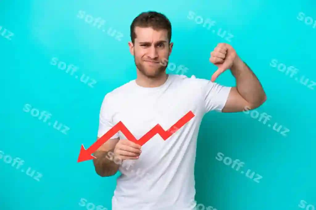 Yosh kavkaziy erkak ajraltirilgan ko'k fonda pastga qaraluvchi strelkani tutgan yomon signal berayotgan. | Young caucasian man isolated blue background holding downward arrow doing bad signal