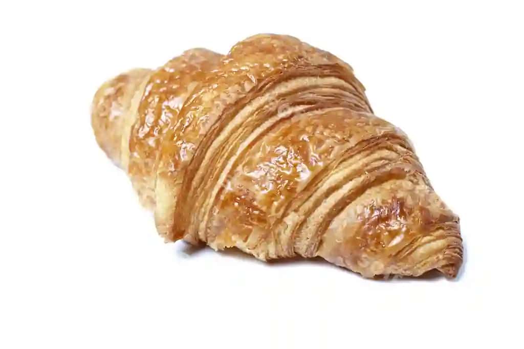 Yangi kruasnon yaqin rasm ajraltirilgan oq fonda | Fresh croissant close up isolated white background