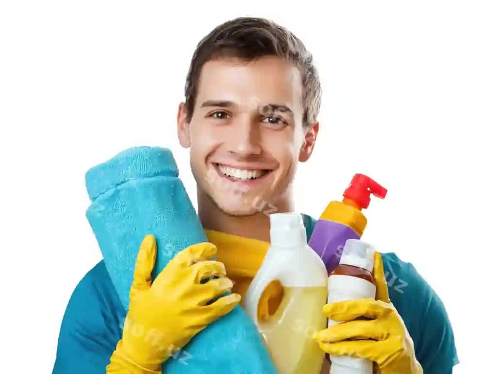 Yosh erkak tozalash vositalari bilan guladi isolatsiya qilingan oq fonda | Young man with cleaning supplies smiling isolated white background