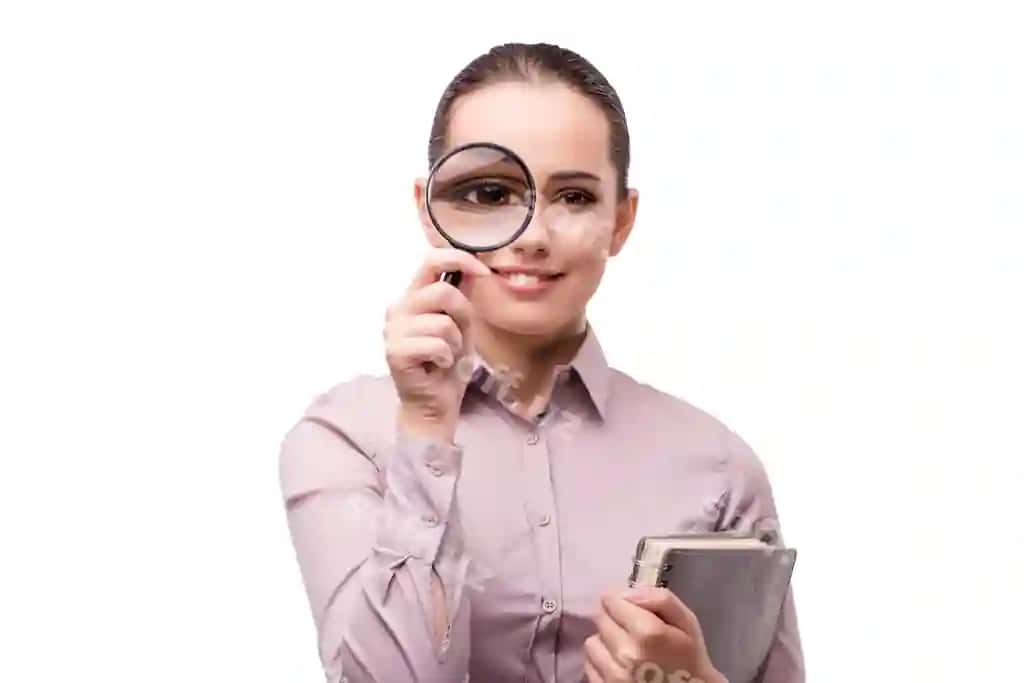 Yosh talaba kattakat qozonchasi bilan oq fonda ajraltirilgan | Young student with magnifying glass isolated white