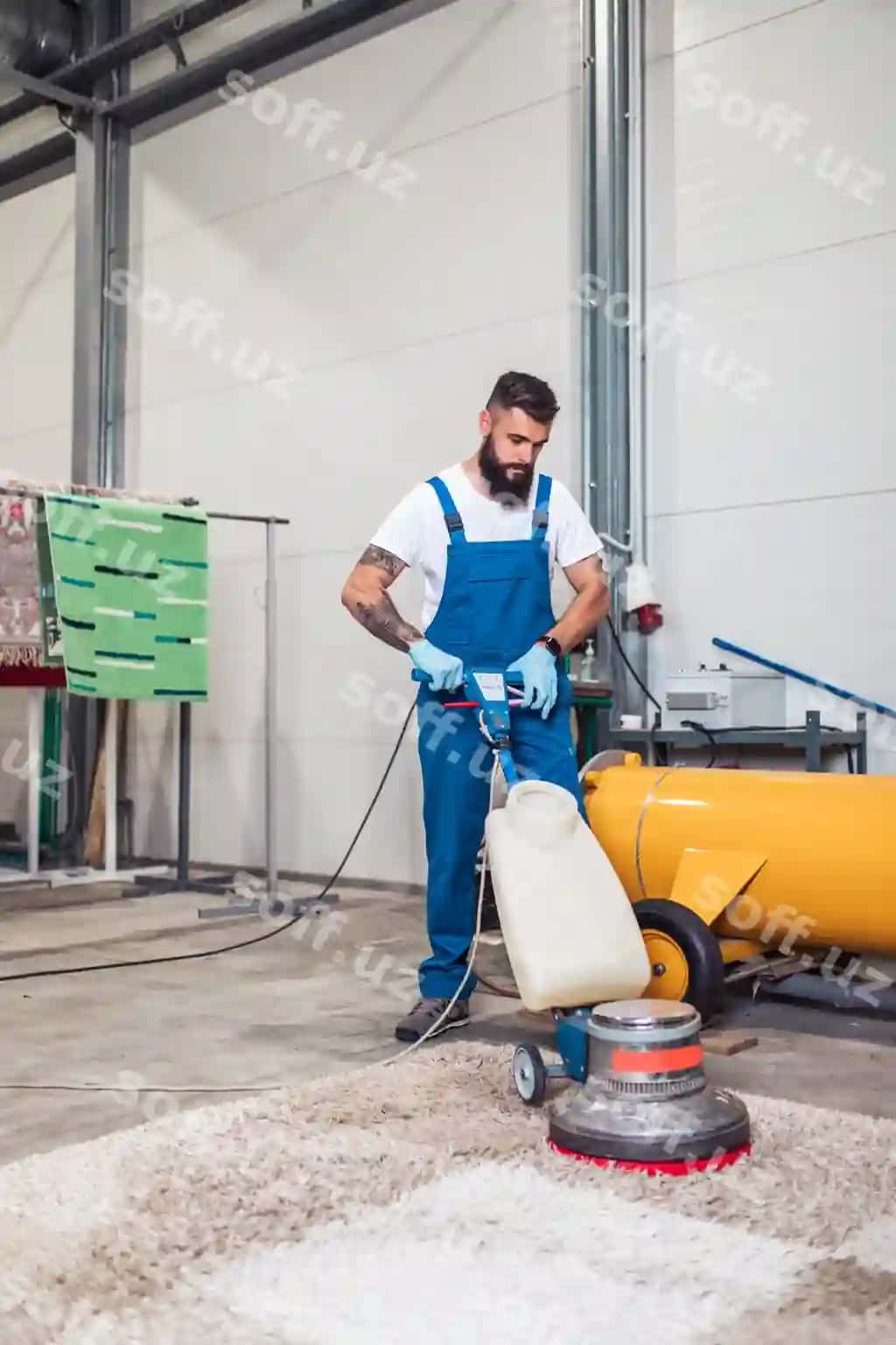 Professional ishchi gilam yuvish xizmati bilan shug'ullanadi | Professional worker doing his job carpet washing service