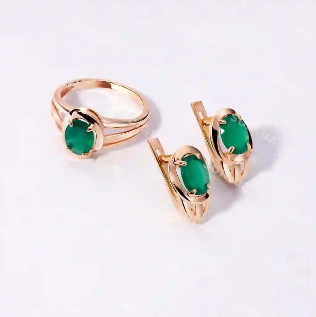 Qimmatbaho toshlardan iborat nafis zargarlik buyumlari to'plami zargarlik buyumlari aksessuarlari kollaj mahsuloti natyurmort tushunchasi uzuk marjonlarni sirg'alar | Elegant jewelry set jewellery set with gemstones jewelry accessories collage product still life concept ring necklace earrings