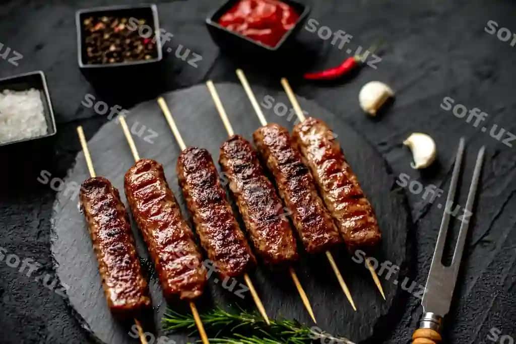 Pichoq bilan tovoq kabob uni sanchqi bilan | Plate kebabs with knife fork it