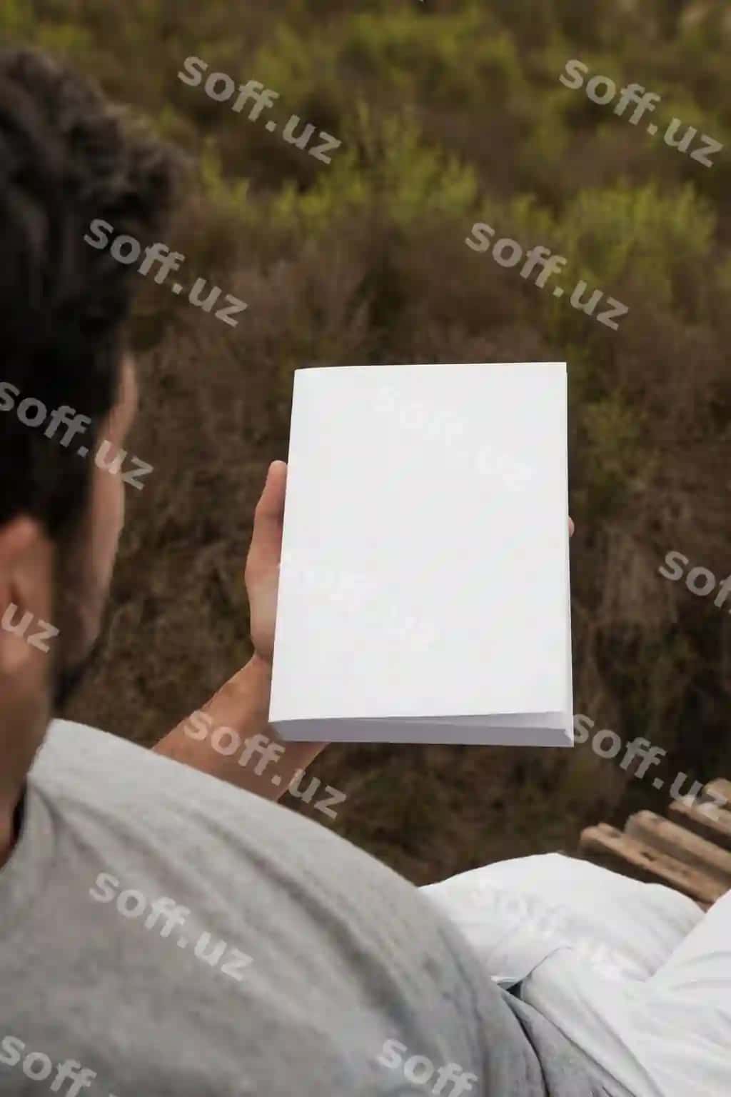 Kitob maketi o'qiyotgan odam | Person reading book mockup