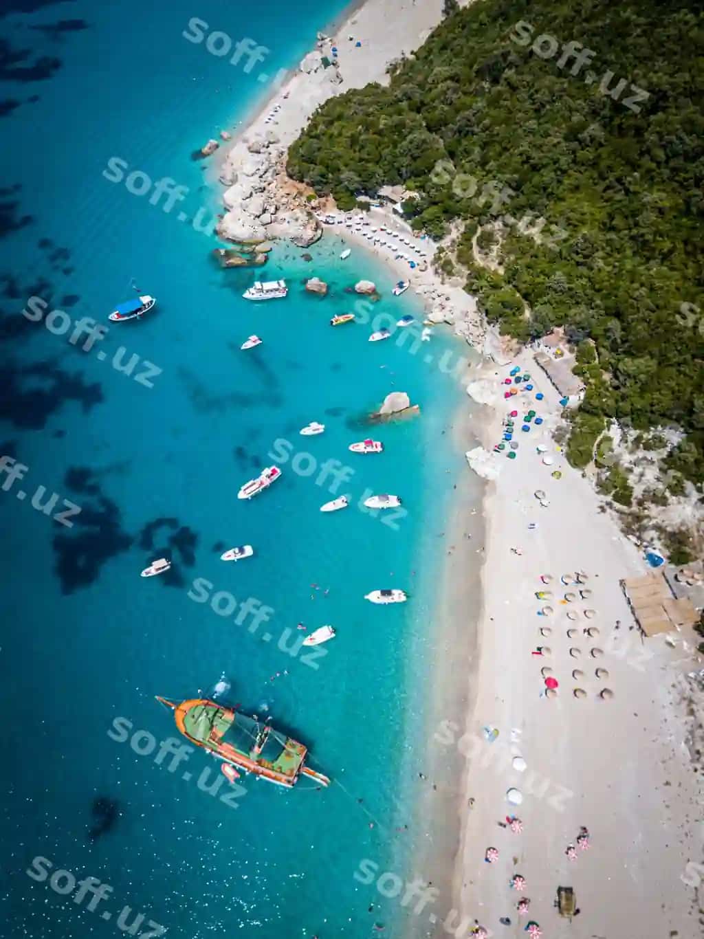 Yuqori burchakdan qodirlar sochuvchisi | High angle view boats beach