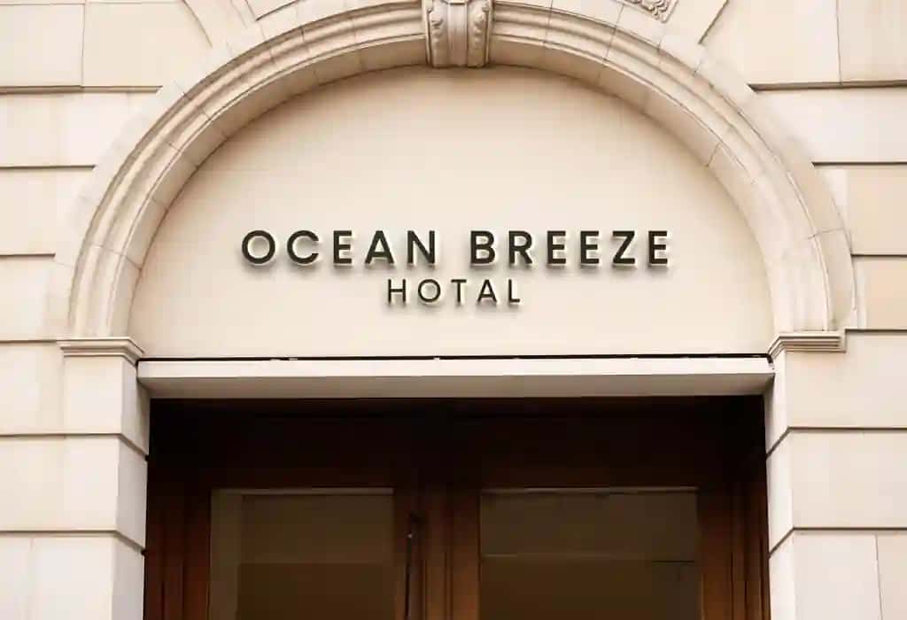 Okean mehmonxonasi yozuvi bor bino | Building with sign that says ocean hotel