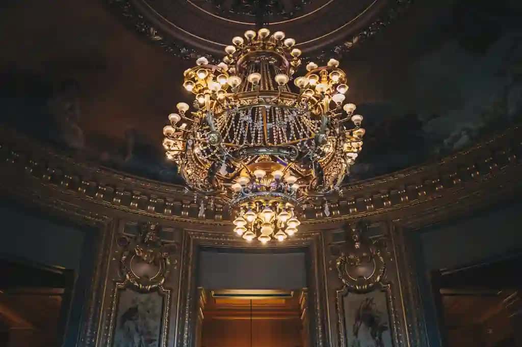 Past burchakli ko'rinishdagi yoritilgan qandilli bino | Low angle view illuminated chandelier building