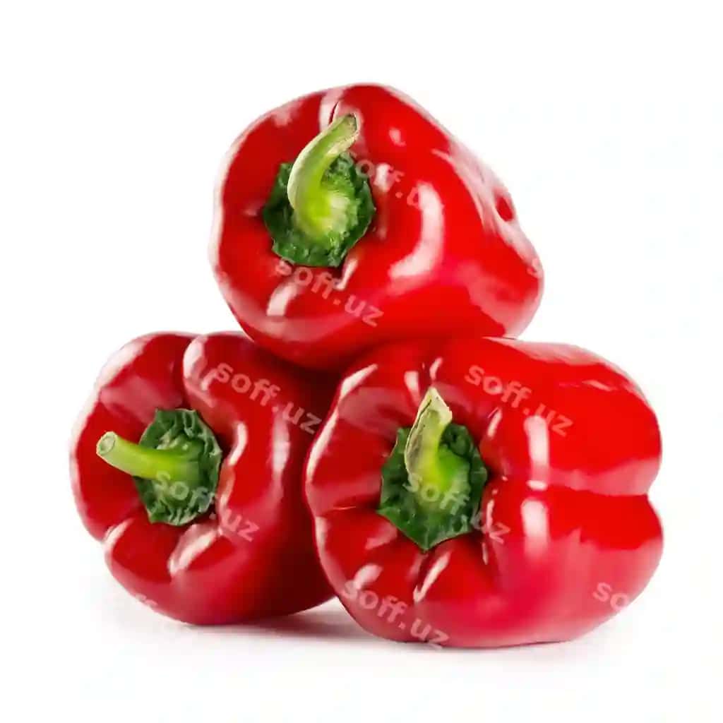 Uch qizil shirin biber oq fonda ajraltirilgan | Three red sweet peppers isolated white