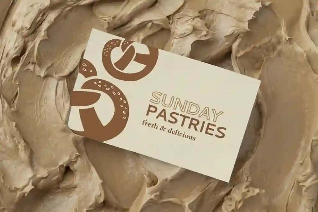 Xamir ovqatlar uchun vizitka maketi psd jigarrang muzlatish teksturasi | Pastries business card mockup psd brown frosting texture