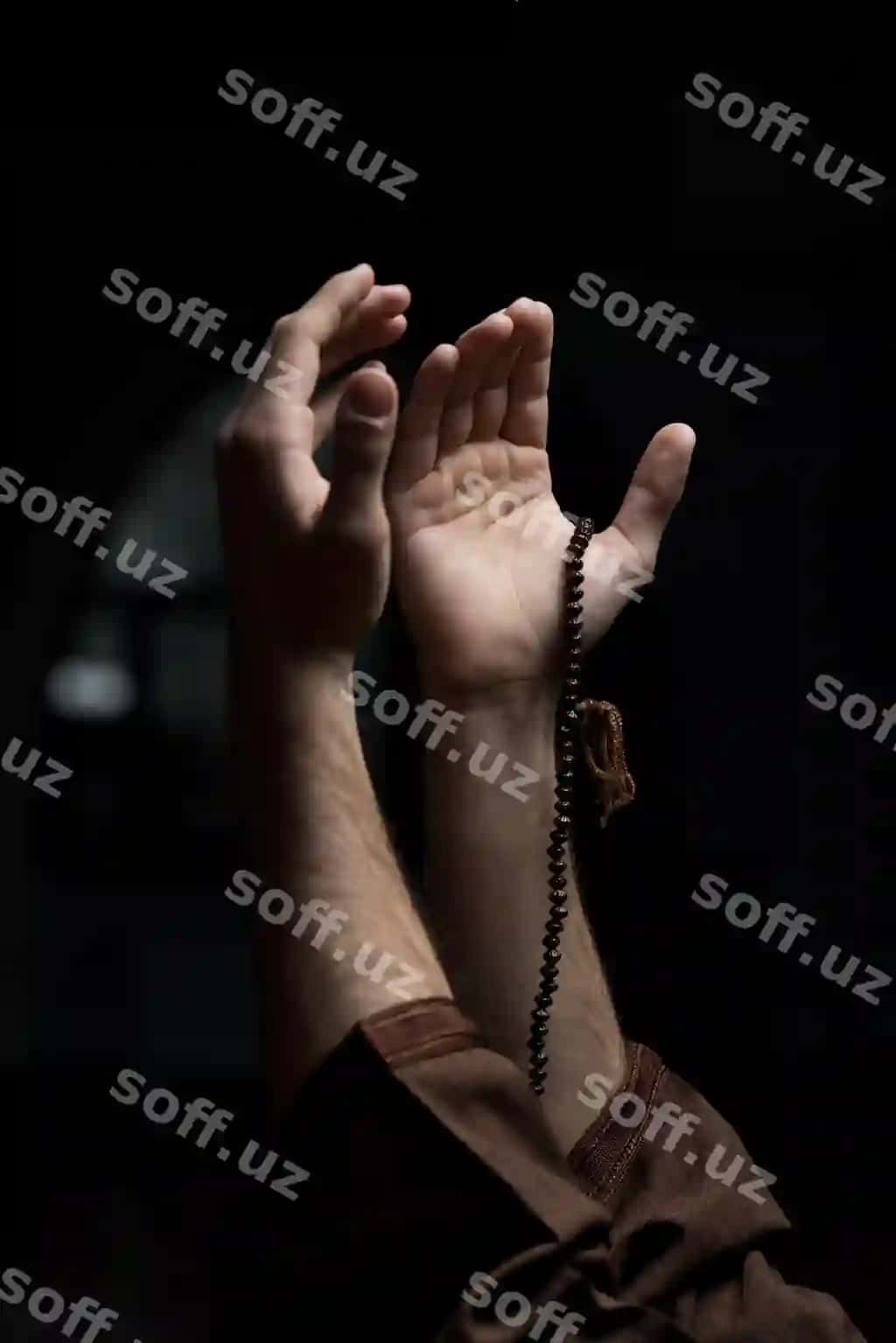 Qollar musulmon misbahini tutgan masjid | Hands holding muslim rosary mosque