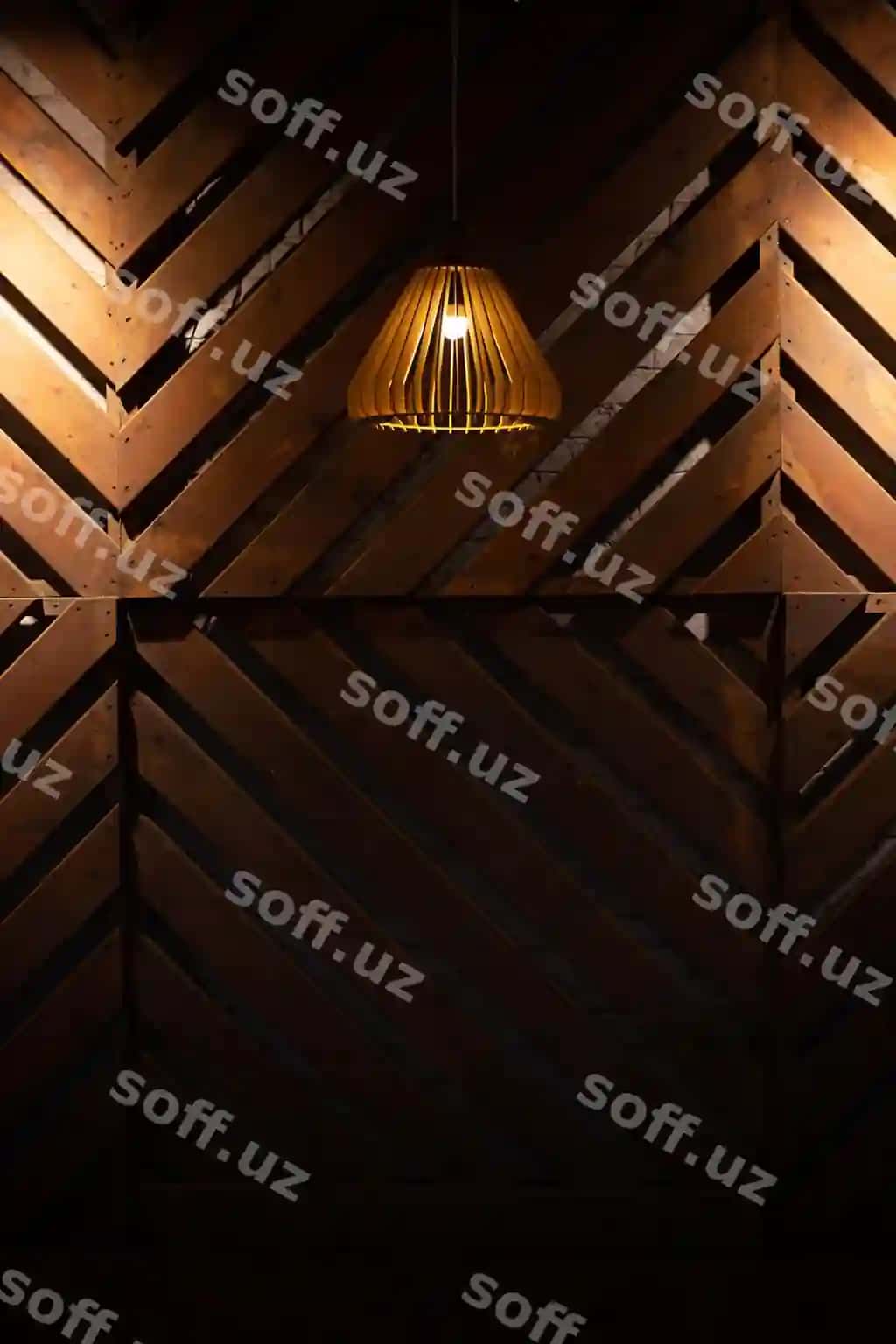 To'q rangli yog'och fonli chiroqli yog'och abajur | Wooden lampshade with lamp dark wooden background