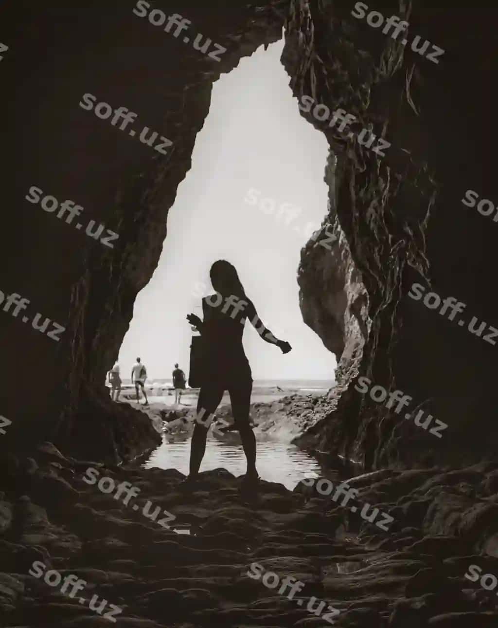 Tosh shakli plyazhasi yonidagi ayol silueti | Silhouette woman by rock formation beach
