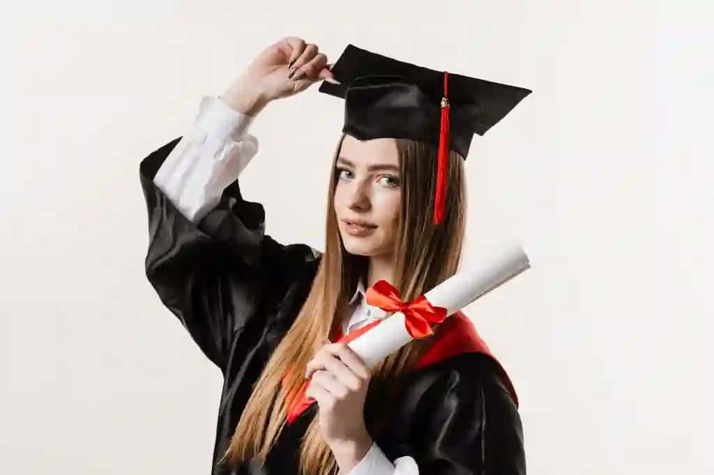 Baxtli bitiruvchi qiz tabassum bilan diplomini qo'lida iqtidor bilan ushlab turibdi oq fonda universitetni bitirgan bitiruvchi qiz magistrlik darajasini oldi | Happy graduate girl smiling holding diploma with honors her hands white background graduation graduate girl graduated from university got master degree