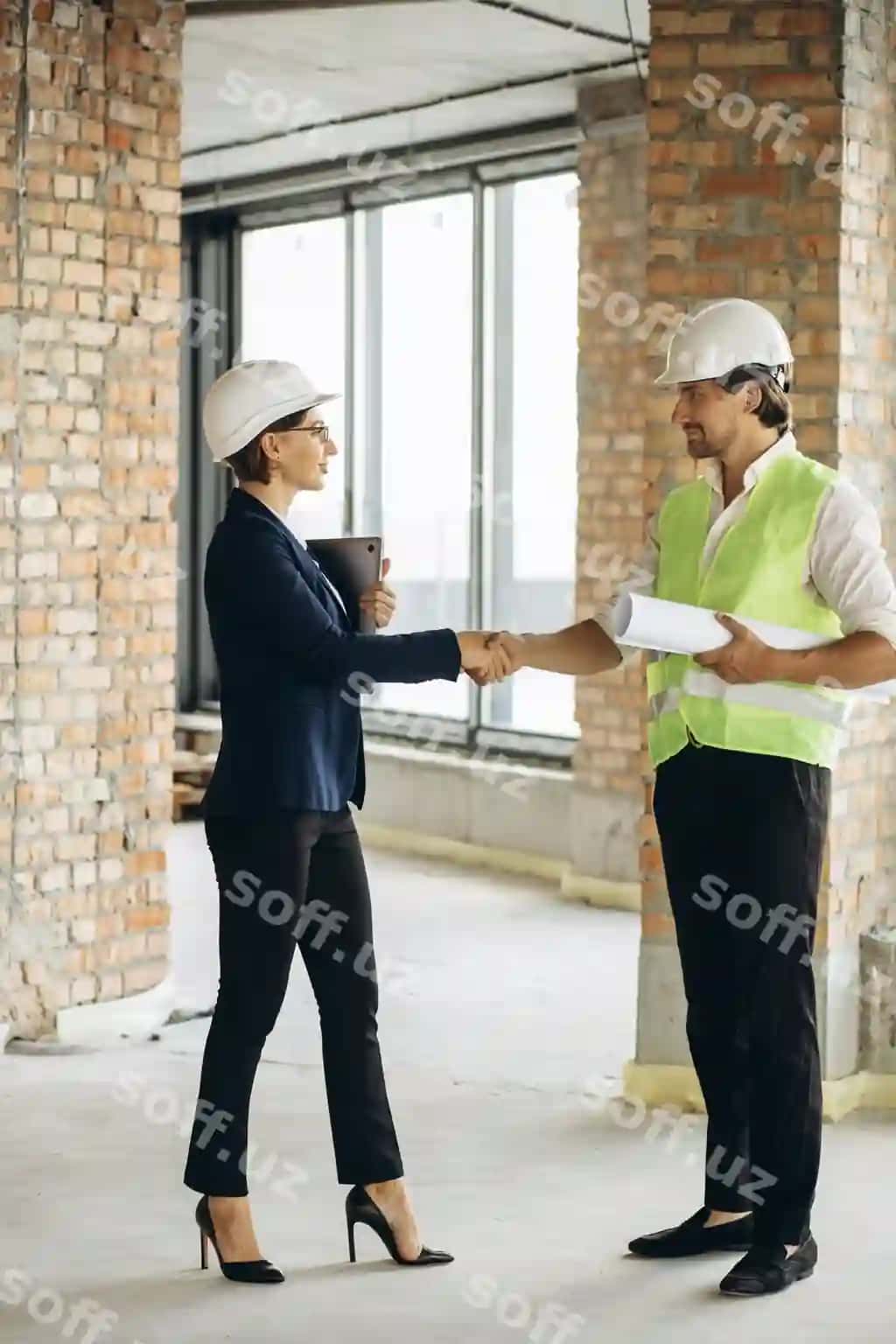 Biznes ayol me'mor qurilish bilan so'zlashmoqda | Business woman talking with architect construction