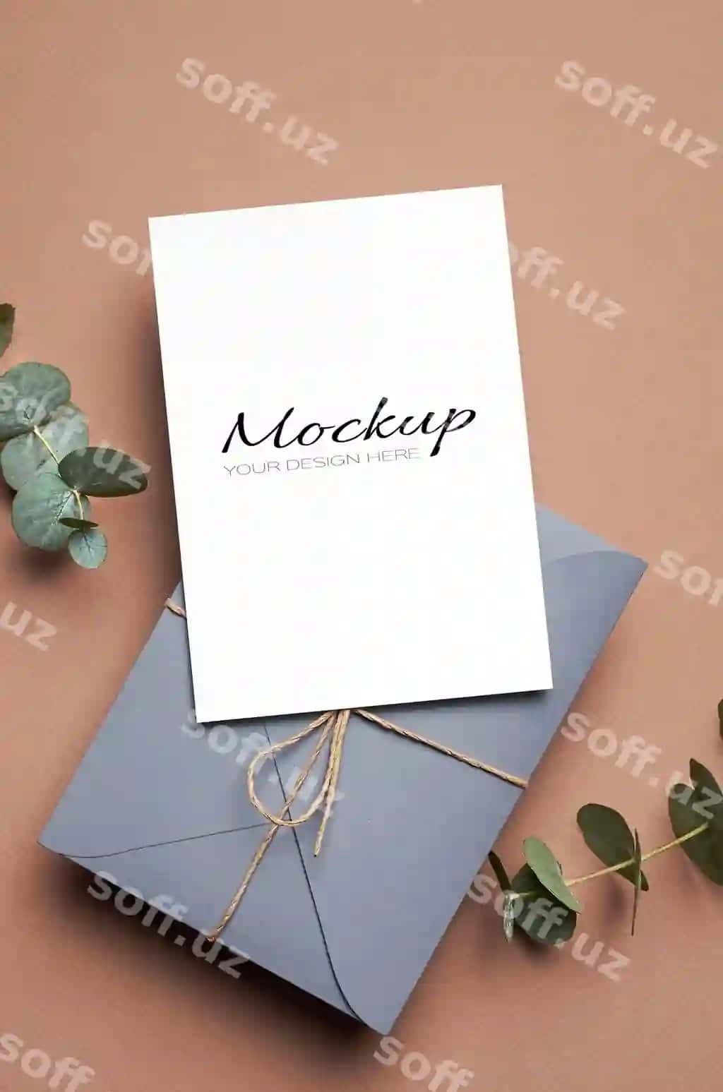 Salom beruvchi tasvir namunasi konvert bilan eukalyptus o'simlik sarmojlari | Greeting card mockup with envelope eucalyptus plant twigs