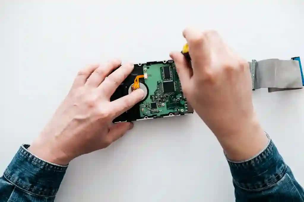Oq fonda kompyuter qismini ushlab turgan kishi kesilgan qo'llar | Cropped hands person holding computer part white background