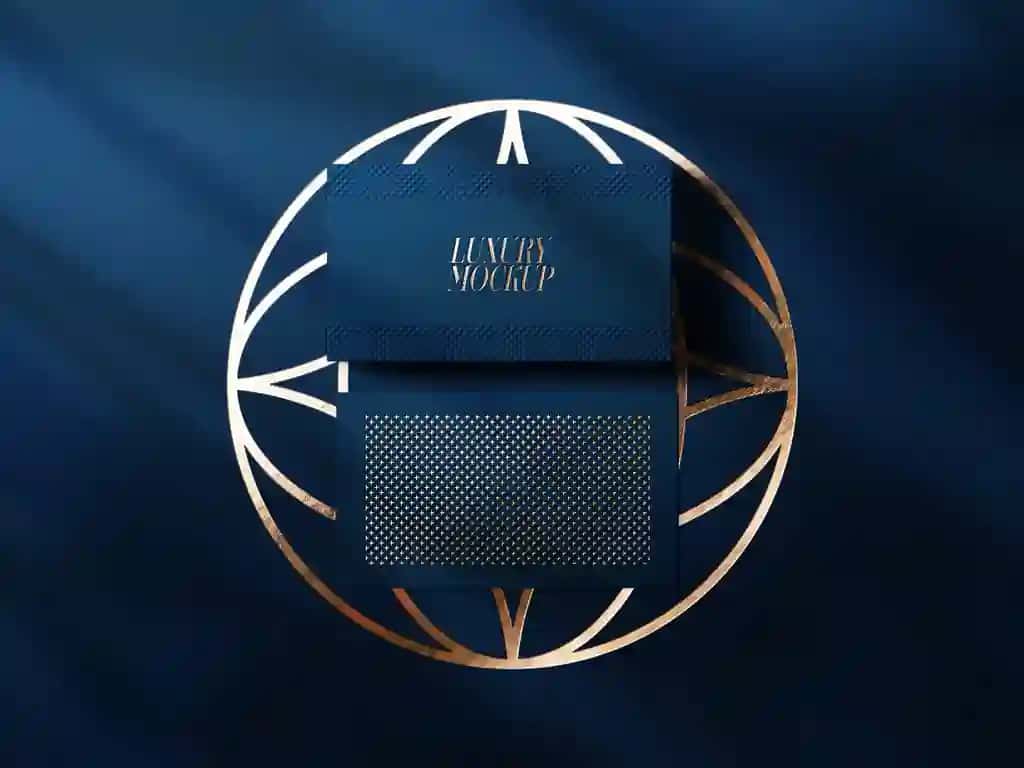 Oltin folga effektli maketi bo'lgan oltin naqshinkor tashrif qog'ozi | Golden embossed business card with gold foil effect mockup