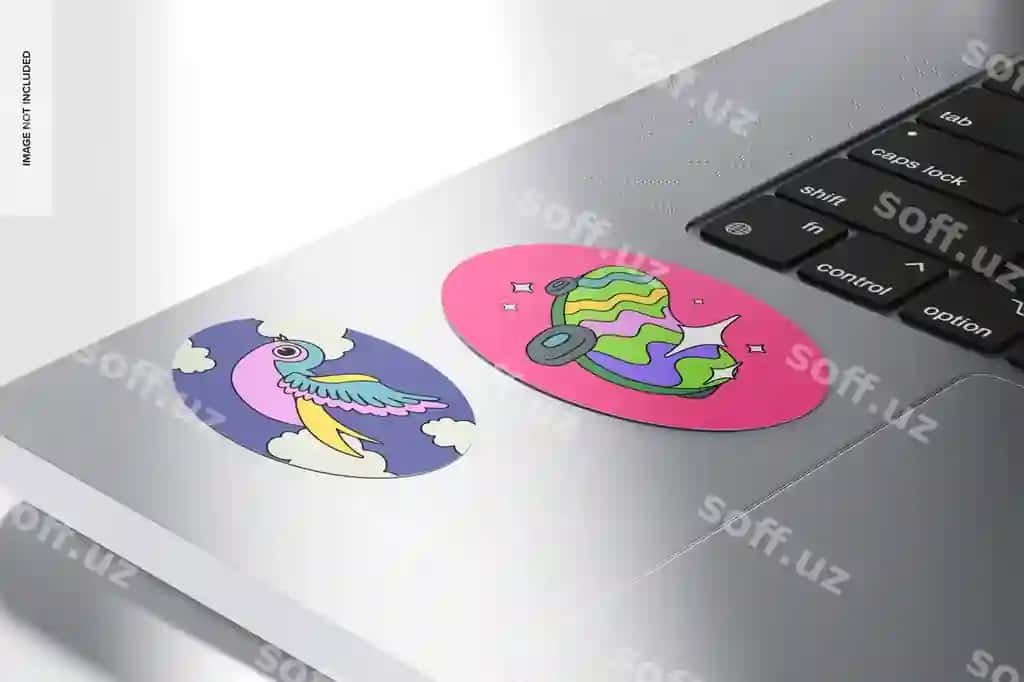 Oval stiker noutbuk namunasi yaxlit rasm | Oval sticker laptop mockup close up