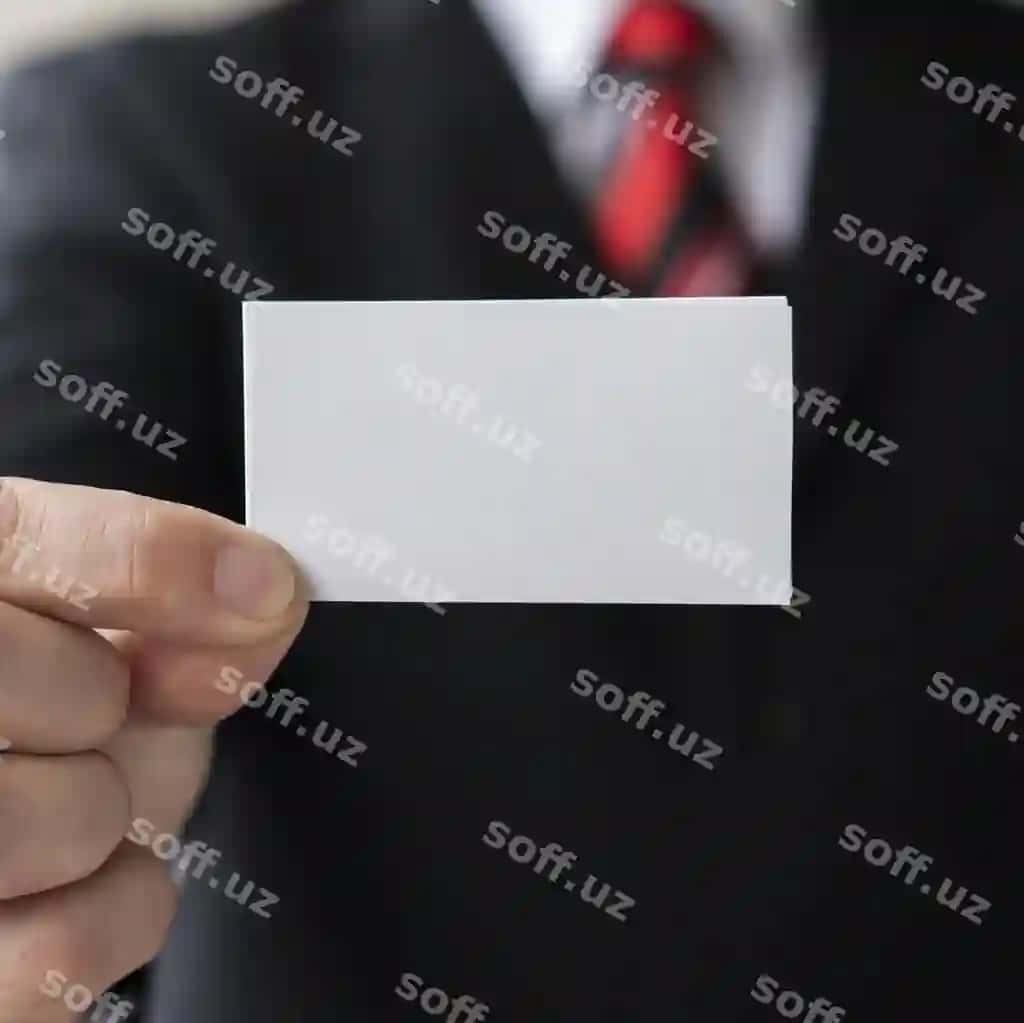 Yaqin biznesmen tutgan biznes kartochka namunasi | Close up businessman holding business card mock up 2