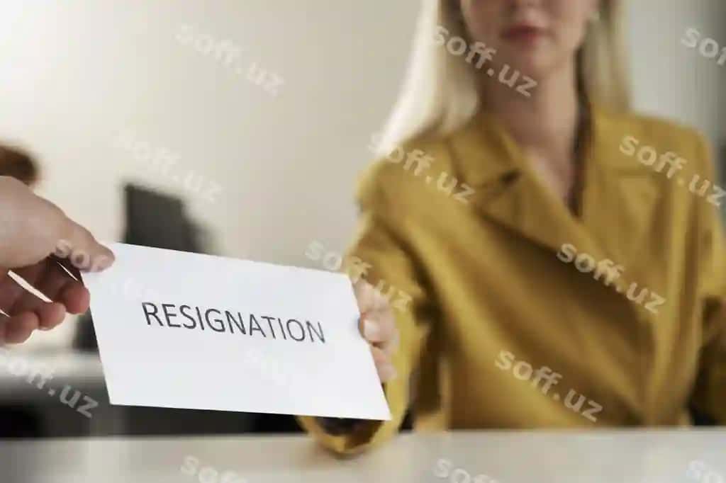 Old tomondan xodim, bosonaqa xatini tutgan holda. | Front view employee holding resignation note