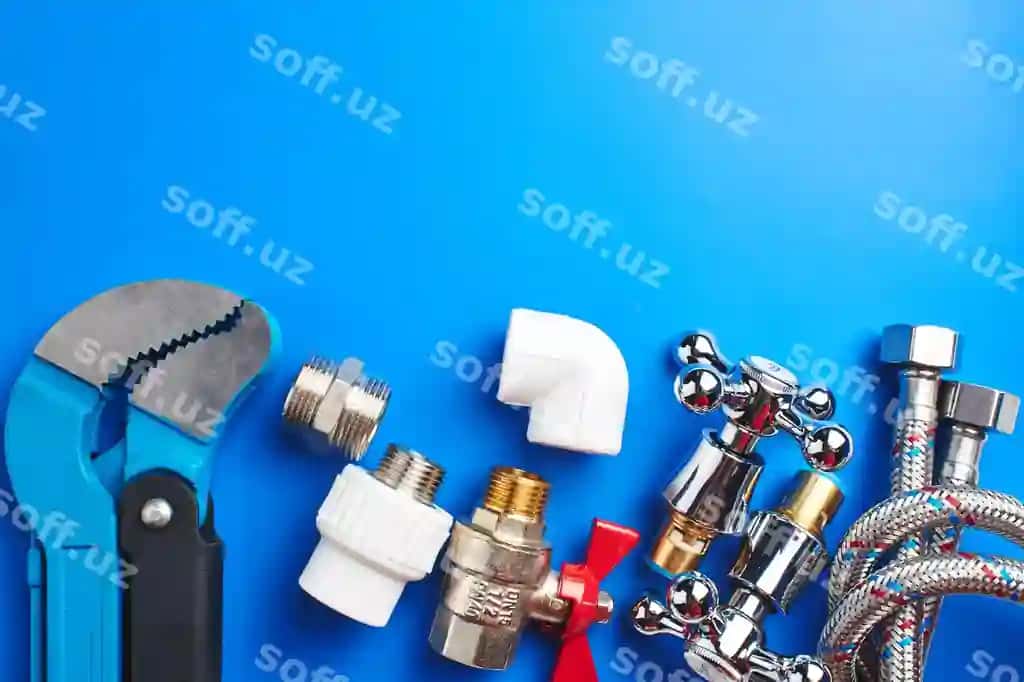 Tutqaq asboblari va jihozlari ko'k orqa fonda, nusha uchun joy bilan | Plumbing tools equipment blue background with copy space