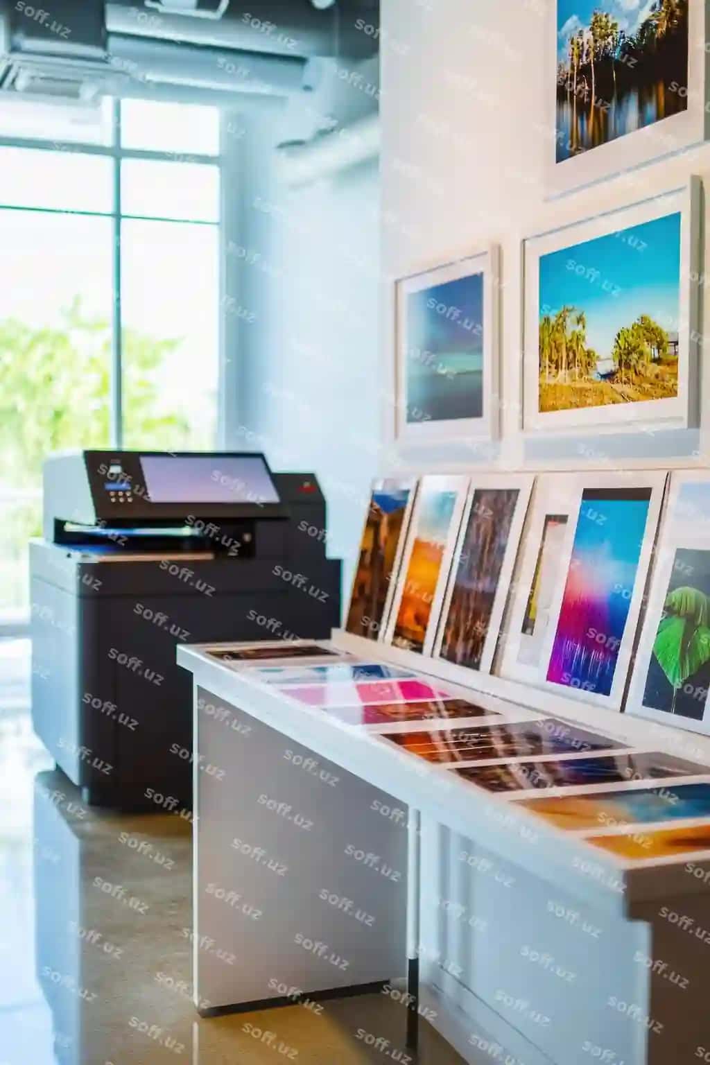 Katta formatli printer yordamida fotosuratlarni namoyish qiluvchi zamonaviy fotostudiya | Modern photo studio displaying photography prints with large format printer
