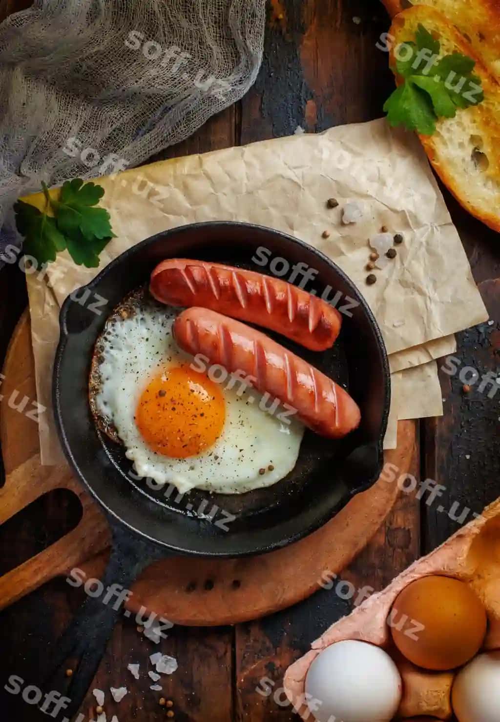 Nonushta yog'och stolda sosislik, tuxum, tost, tava bilan xizmat qilingan. | Breakfast served wooden table with sausages eggs toast frying pan