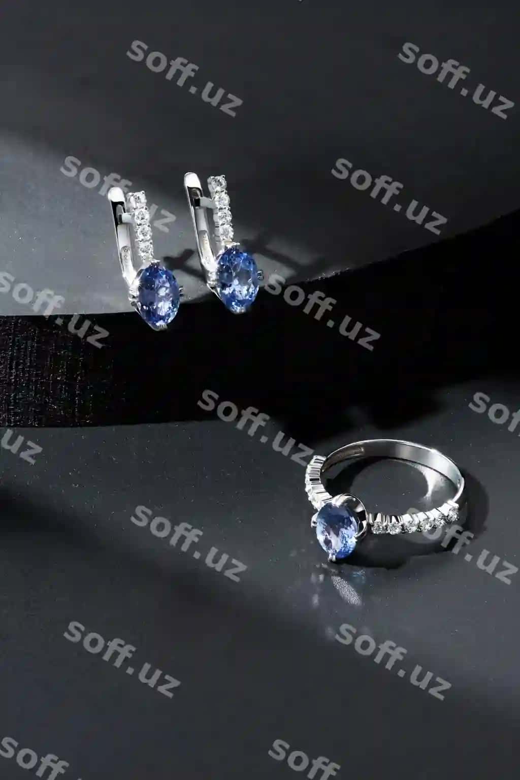 Qimmatbaho toshlardan iborat nafis zargarlik buyumlari to'plami zargarlik buyumlari aksessuarlari kollaj mahsuloti natyurmort tushunchasi uzuk marjonlarni sirg'alar | Elegant jewelry set jewellery set with gemstones jewelry accessories collage product still life concept ring necklace earrings
