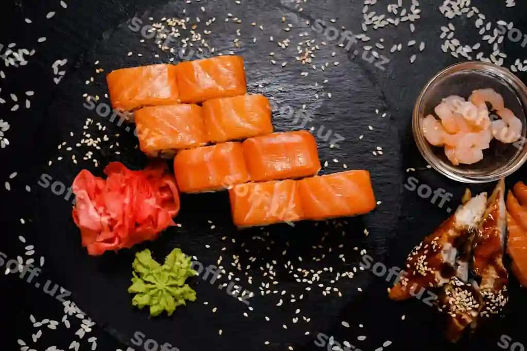 Filadelfiya sushi lavashlari qora fon Osiyoviy taomlar an’anaviy yapon taomlari | Philadelphia sushi rolls dark background asian food traditional japanese cuisine