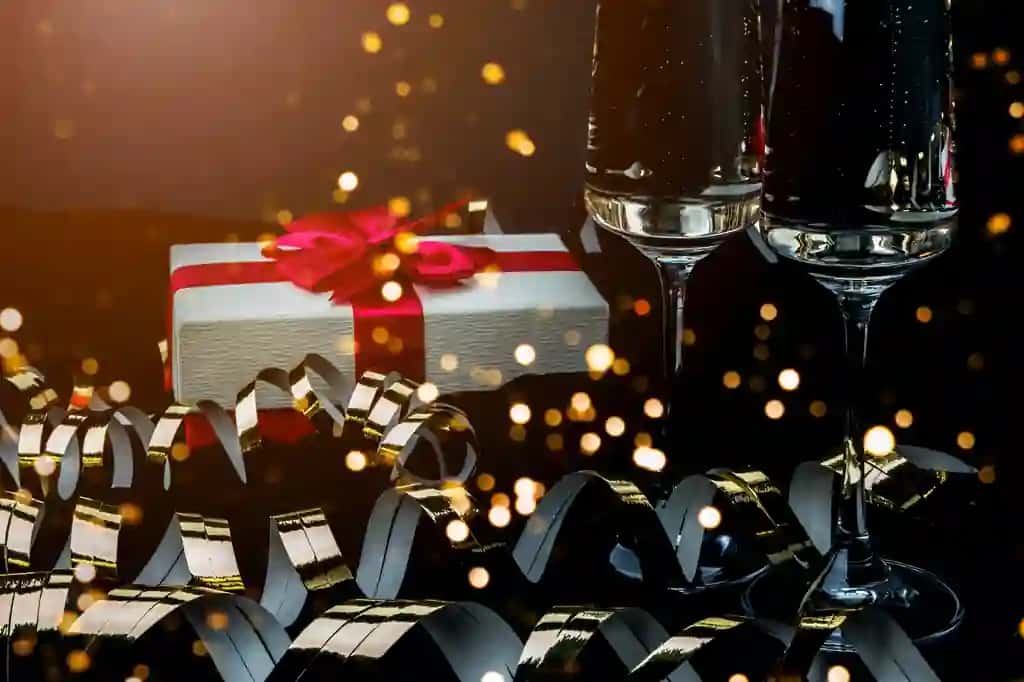 Ikki stakan shampan sovg'a qutisi bilan qorong'i bayram foni | Dark festive background with two glasses champagne gift box