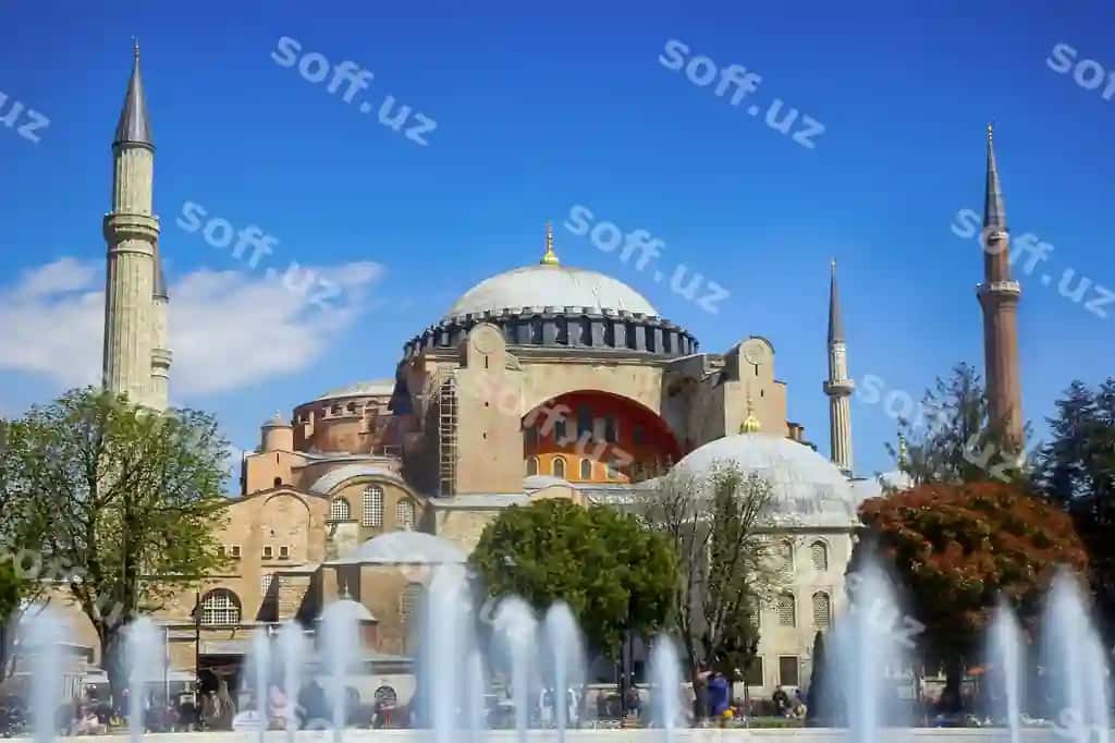 Suv chiqimi Hagia Sophia aniq ko'k osmon fonida | Water fountain hagia sophia against clear blue sky
