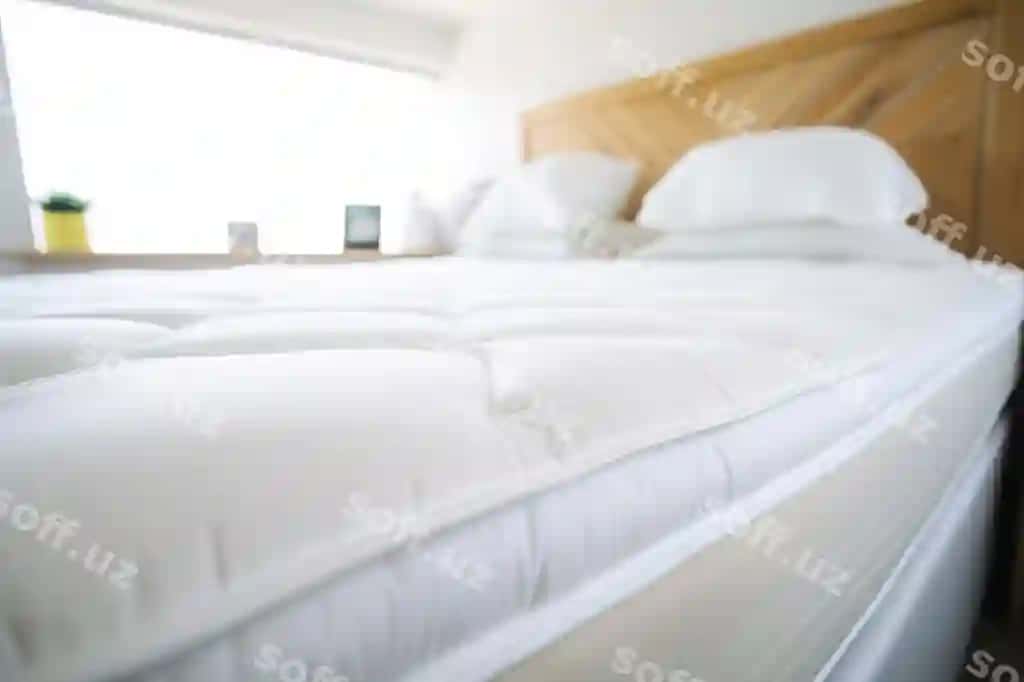 Detallı hasharmat yogʻdirgʻi topper katta oʻlchamli yogʻdirgʻi | Closeup luxury mattress topper kingsize bed
