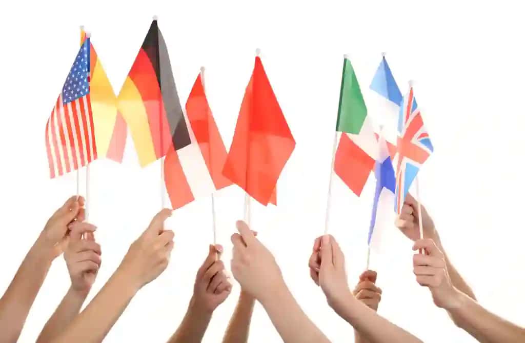 Turli xil bayroqlarni ushlab turgan qo'llar oq rangda | Hands holding different flags isolated white