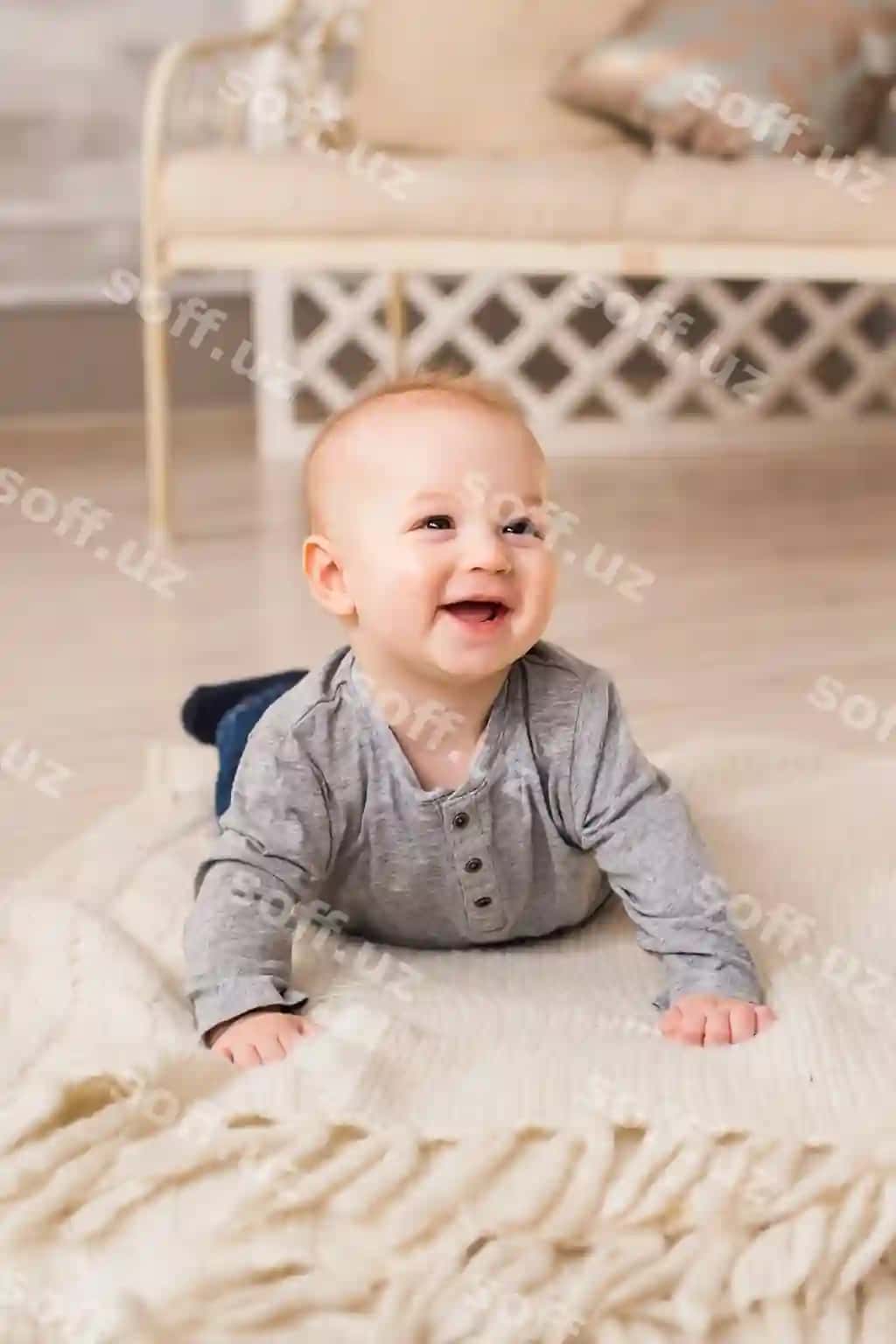 Kuluvchi kichik o'g'li uyda qorinda yotgan | Laughing baby boy lying tummy home