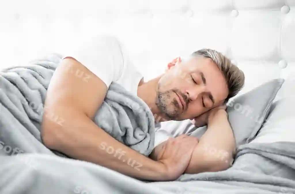 Erishgan erkak ertalab siesta qilayotgan | Mature man having siesta bed early morning