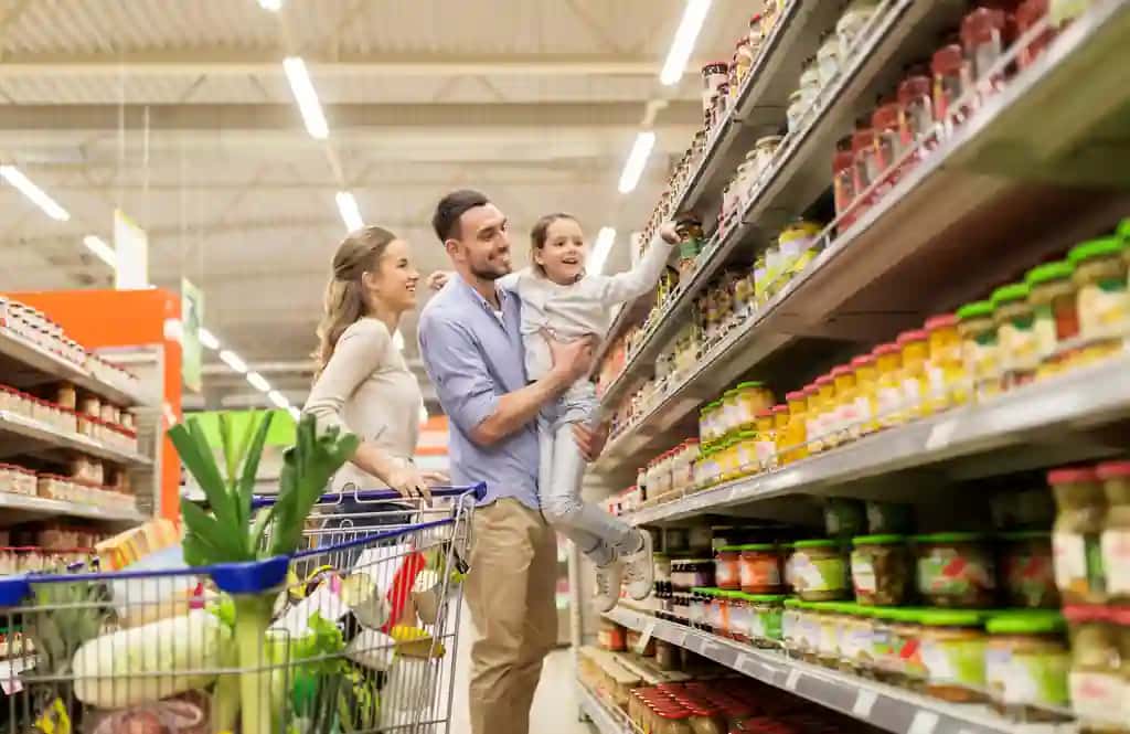 Sotish iste'molchi odamlari bolali xarid qilish aravachasi bilan oziq-ovqat do'konidan supermarket sotib olayotgan baxtli oila tushunchasi | Sale consumerism people concept happy family with child shopping cart buying food grocery store supermarket