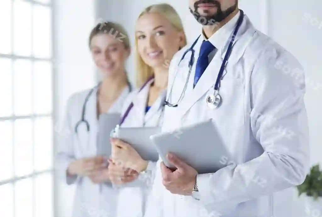 Tibbiy jamoa shifokollar erkak ayollar oq fonda ajraltirilgan | Medical team doctors man women isolated white background
