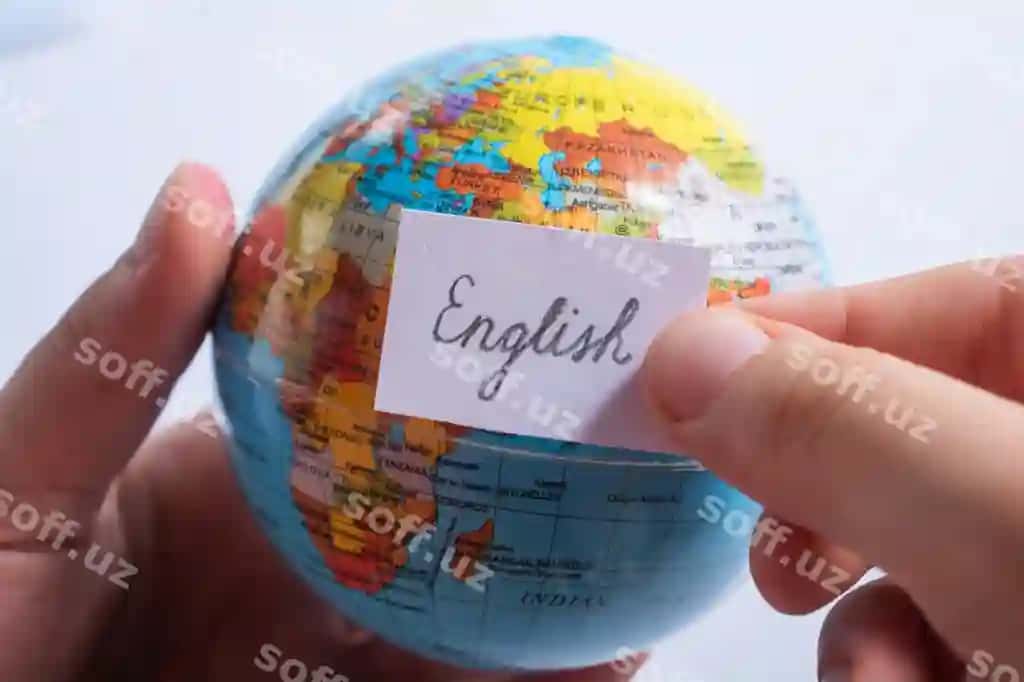 Qo'l tutgan varaqda inglizcha so'zlar sharqi | Hand holding notepaper with english wording globe
