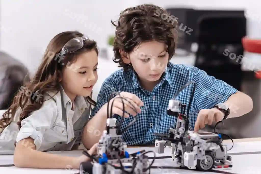 Yosh ilm izlovchilar baxt bilan ishlaydi, ijodkor kichik ilm izlovchilar esa maktabda o'tirgan, texnologiya darsidan bahonatgan, robotni qo'llab ishlashgan loyiha. | Young scientists working delighted creative little scientists sitting school enjoying tech class while touching robot working project